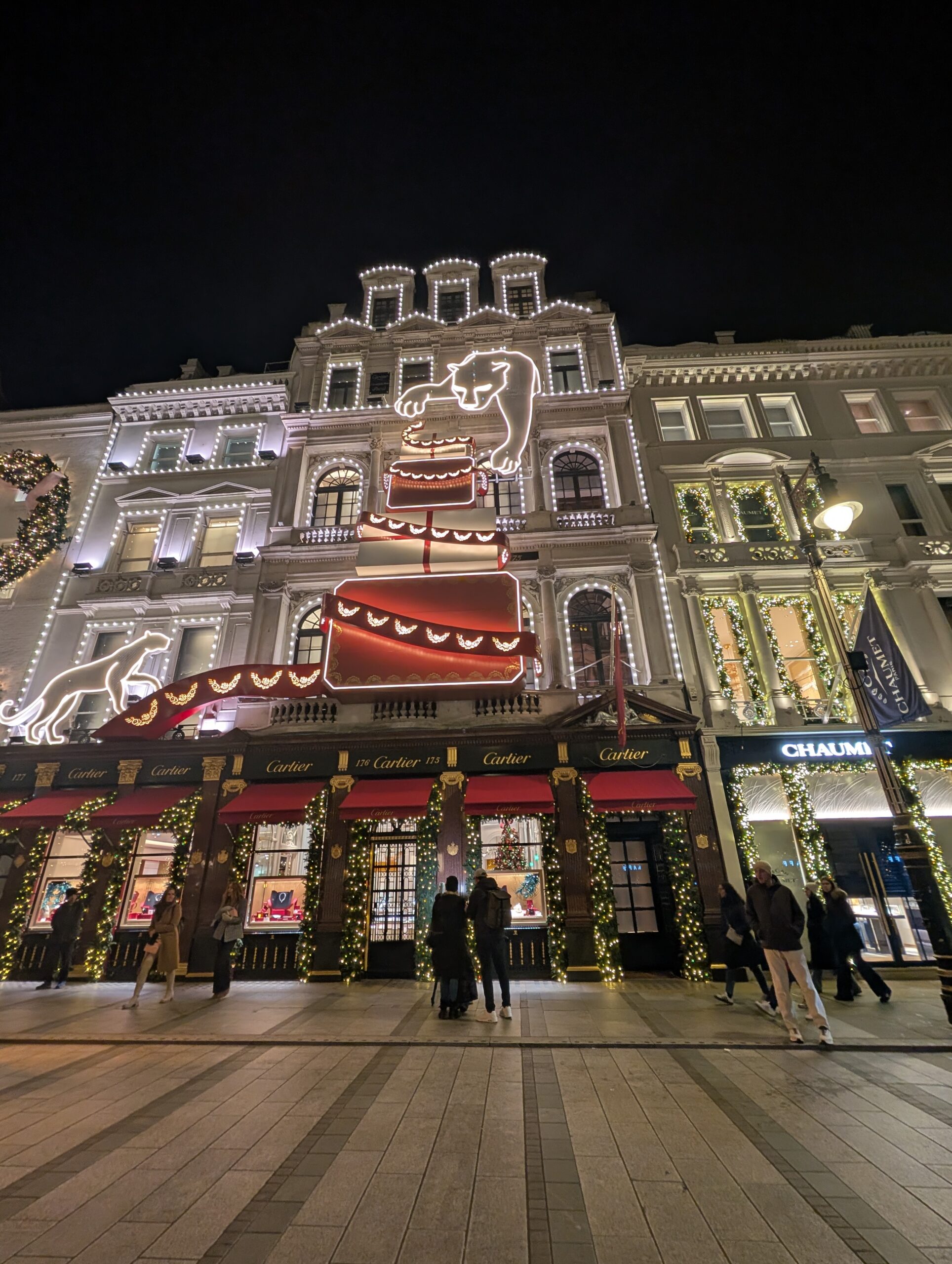 Cartier winkel versierd